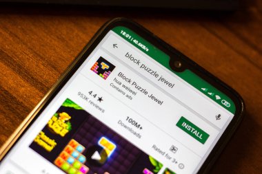 İvanovsk, Rusya-26 Haziran 2019: Smartphone ekranında blok puzzle Jewel uygulaması.