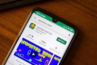 İvanovsk, Rusya-26 Haziran 2019: akıllı telefonun ekranında geometri Dash Lite uygulaması.