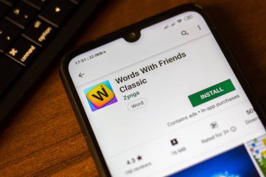 İvanovsk, Rusya-26 Haziran 2019: arkadaşlar Ile kelimeler akıllı telefonun ekranında klasik uygulama.