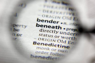 Sözlükte altındaki sözcük veya tümcecik.