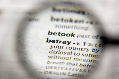 Sözlükteki Betray sözcüğü veya deyimi.