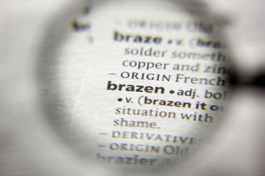 Sözlükteki Brazen sözcüğü veya tümceciği.