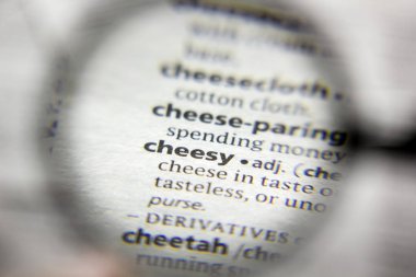 Sözlükteki Cheesy sözcüğü veya tümceciği.
