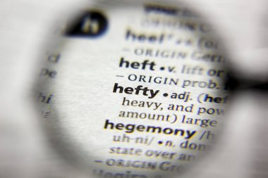 Sözlükteki Hefty sözcüğü veya tümceciği.