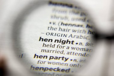 Sözlükte kelime veya ifade Hen gece.