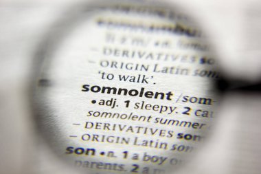 Sözlükte Somnolent sözcüğü veya tümceciği.