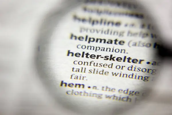 Слово або фраза Helter-skelter у словнику . — стокове фото