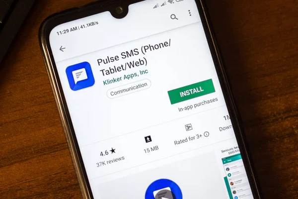 Ивановск, Россия - 26 июня 2019 года: Приложение Pulse SMS на дисплее смартфона . — стоковое фото