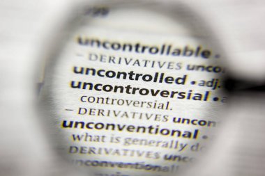 Sözlükte tartışmasız sözcük veya tümcecik.