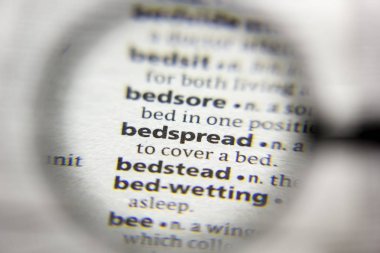 Sözlükteki yatak örtüsü sözcüğü veya tümceciği.