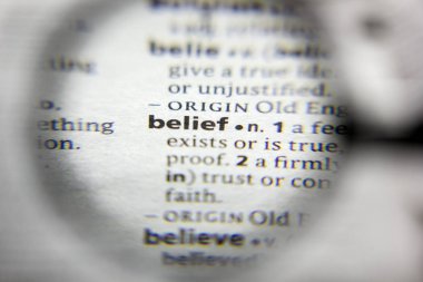 Sözlükteki sözcük veya tümcecik inancı.
