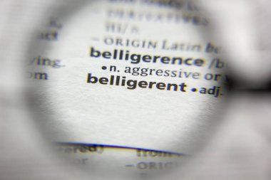 Sözlükteki sözcük veya tümcecik kavgacı.