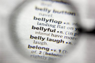 Sözlükte göbekli sözcük veya tümcecik.