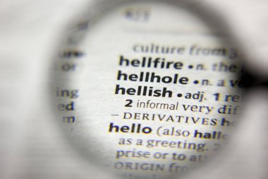 Sözlükteki sözcük veya tümcecik Cehennemce.