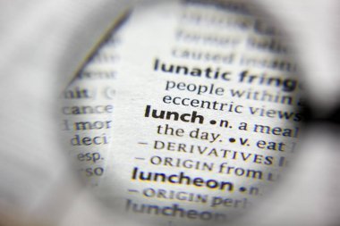 Sözlükte öğle yemeği sözcüğü veya tümceciği.