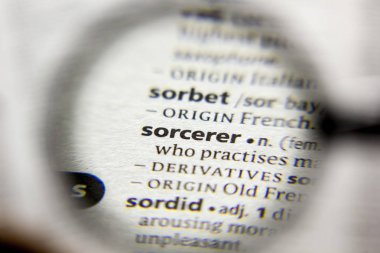 Sözlükteki sözcük veya tümcecik Büyücü.