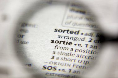 Sözlükteki sorti sözcüğü veya tümceciği.