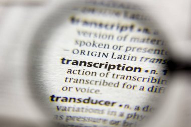 Sözlükteki sözcük veya tümcecik Transkripsiyonu.