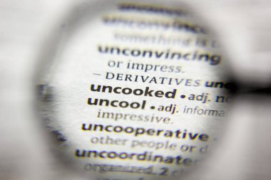 Sözlükte Pişmemiş sözcük veya tümcecik.