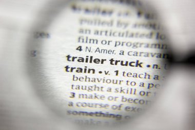 Sözlükte kelime veya ifade Römork kamyon.