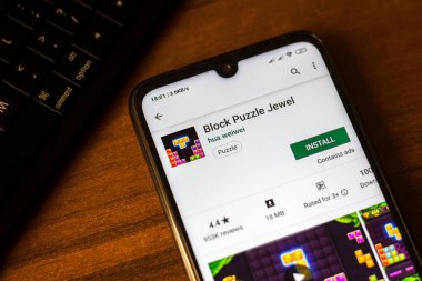 İvanovsk, Rusya-26 Haziran 2019: Smartphone ekranında blok puzzle Jewel uygulaması.