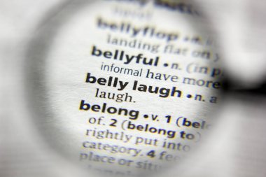 Sözlükte kelime veya kelime göbek gülmek.