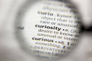 Sözlükteki curiosity sözcüğü veya deyimi.