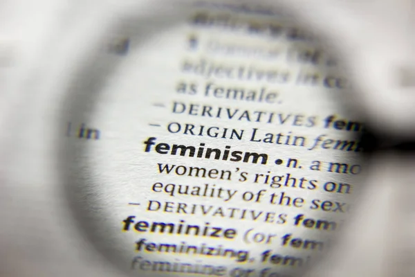 Das Wort oder die Phrase Feminismus im Wörterbuch. — Stockfoto