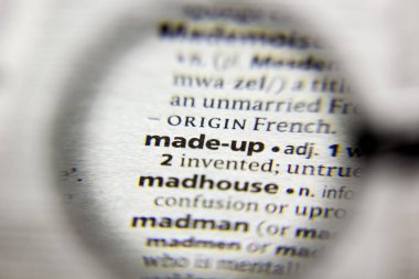 Sözlükte uyduran sözcük veya tümcecik.