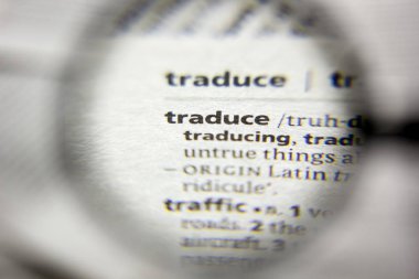 Sözlükteki traduce sözcüğü veya tümcesi.