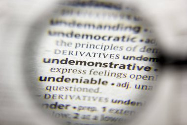 Sözlükte gösterişsiz sözcük veya tümcecik.