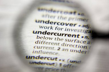 Sözlükte kullanılan sözcük veya tümcecik Undercurrent.