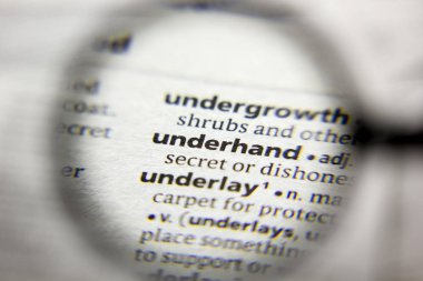 Sözlükteki sözcük veya deyim Altından.