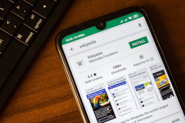 İvanovsk, Rusya-26 Haziran 2019: akıllı telefonun ekranında wikipedia uygulaması.