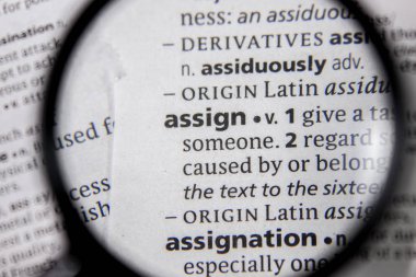 Sözlükte atayan sözcük veya tümcecik.