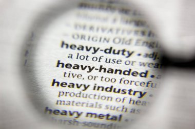 Sözlükte ağır el olan sözcük veya tümcecik.