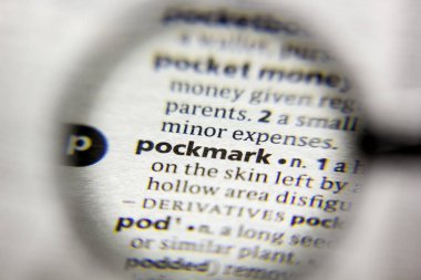 Sözlükteki Pockmark sözcüğü veya tümceciği.