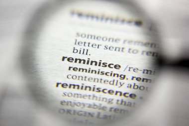 Sözlükteki reminisce sözcüğü veya tümcesi.