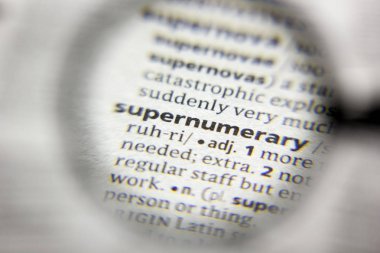 Sözlükteki supernumerary sözcüğü veya tümceciği.