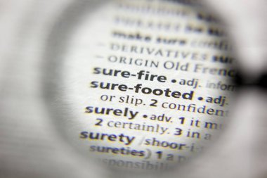 Sözlükte Sure ayaklı sözcük veya tümcecik.