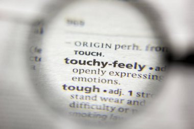 Sözlükteki touchy-feely sözcüğü veya tümceciği.