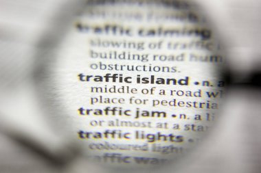 Sözlükteki trafik adası sözcüğü veya tümceciği.