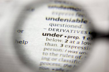 Sözlükte Altında sözcük veya tümcecik.