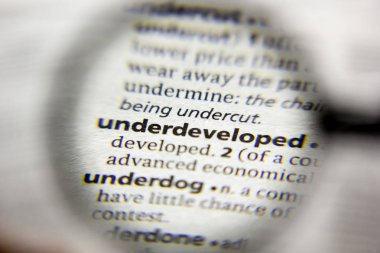 Sözlükte Az Gelişmiş sözcük veya tümcecik.