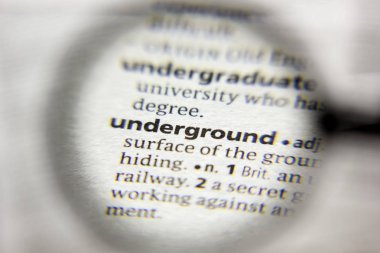 Sözlükte yer altında sözcük veya ifade.