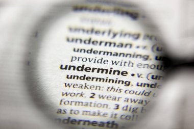 Sözlükteki Zayıflatıcı sözcük veya tümcecik.