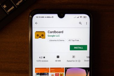 Ivanovsk, Rusya - 07 Temmuz 2019: Akıllı telefon veya tabletin gösterildiği mukavva uygulama.