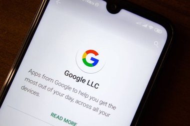 Ivanovsk, Rusya - 07 Temmuz 2019: Akıllı telefon veya tablet ekranında Google LLC logosu.