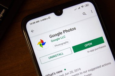 Ivanovsk, Rusya - 07 Temmuz 2019: Akıllı telefon veya tablet ekranında Google Fotoğraflar uygulaması.