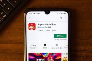 Ivanovsk, Rusya - 26 Haziran 2019: Akıllı telefonun ekranında Super Mario Run uygulaması.